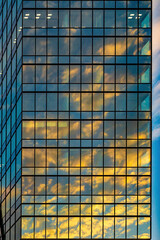 Business Gebäude in Tokyo mit reflektierenden roten Wolkenhimmel während des Sonnenuntergangs. 