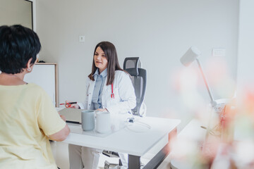 Naklejka premium Professional psychiatrist discussing results and having a conversation with an elderly female patient.