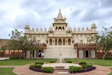 Obraz premium The Jaswant Thada palace in Jodhpur in Rajasthan, India. The blue city