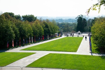 people walking down the path to the lincoln memorial in washington