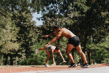 Obraz premium Fit athletes perform cartwheels in the park on a sunny day. These sporty friends inspire a healthy lifestyle with their dedication to physical activity and positive results.
