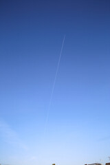 青空に飛行機雲