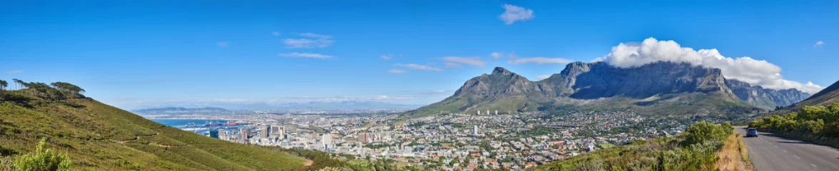 Keuken foto achterwand Tafelberg Wide angle of Cape Town and mountain landscape on a sunny day. Beautiful view of a city against a blue horizon. A popular travel destination for tourists and hikers, on Table Mountain, South Africa