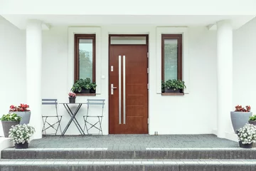 Foto op Plexiglas Designer entrance door to a country house. Modern design. luxurious exterior. Facade of a modern building with modern doors. © Leszek Szelest