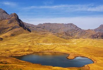 Fototapeta na wymiar Lake in Cordillera