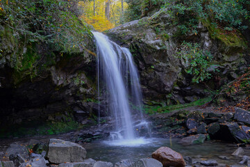 Obraz premium Grottos Falls in Great Smoky Mountain National Park in Autumn