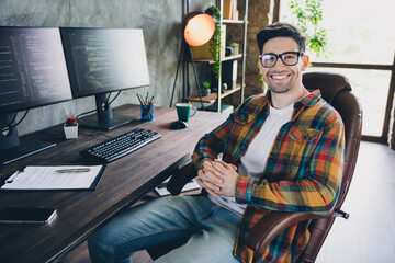 Photo young relaxed young cheerful boss man sitting leather armchair clasped hands posing confident...