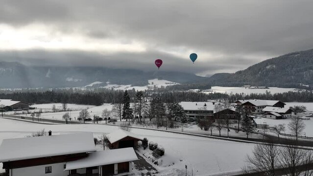 Rosa Heissluftballon schwebt über Inzell im Chiemgau.