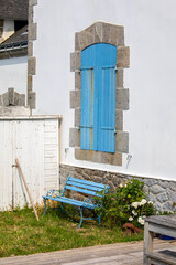 Maison bretonne et ses muret de pierre au pied d'un charmant petit jardin. - 672345283