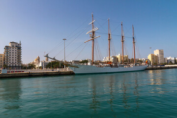 El Puerto de C&aacute;diz desde el mar con vista del  Buque a vela Juan Sebastian  Elcano anclado delante de la catedral , Espa&ntilde;a 