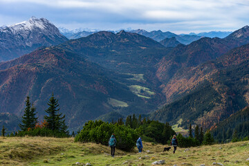 Fototapeta na wymiar Wandern am Hinteren Sonnenwendjoch in Tirol, Österreich nahe der bayerischen Grenze und der Ackernalm - Wanderer, Tal Richtung Bayern