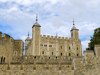 Fototapeta na wymiar Türme und Mauern des Tower of London in England