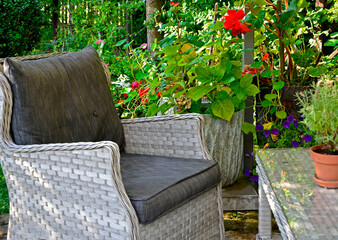 fotel rattanowy na tarasie w ogrodzie, sitting area in the garden, Recreation area in garden, wiklinowy fotel ogrodowe i stolik kawowy, rattan garden armchair	