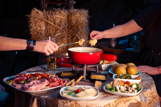 fondue savoyarde partag&eacute;e entre 2 personnes, restaurant