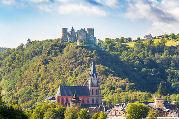 Fototapeta na wymiar Burg Stahleck erhebt sich über Bacharach am Rhein