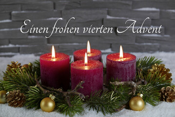 Vier brennenden Kerze zum 4. Advent. Adventskranz mit dem Text einen frohen vierten Advent.