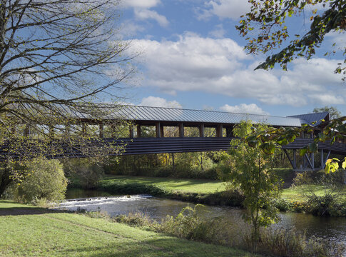 Entlang der Wiese (Fluss) zwischen L&ouml;rrach und Brombach. Die Holzbr&uuml;cke &uuml;ber die B 317 -  Wiesentalstra&szlig;e Richtung Landschaftspark Gr&uuml;tt
