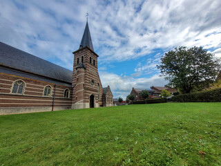 Architektura kościołów w zachodniej Europie, Belgia, Kortenaken. - obrazy, fototapety, plakaty