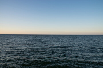 Horyzont nad spokojnym morzem Bałtyckim - obrazy, fototapety, plakaty