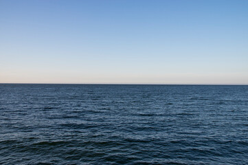 Fototapeta na wymiar Spokojne, łagodne morze Bałtyckie