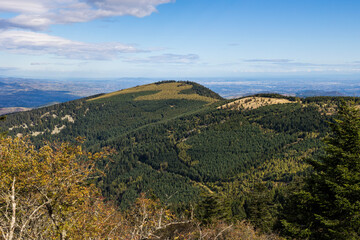 Panorama sur le parc naturel régional du Pilat depuis la Crêt de l’Œillon, à 1400m d’altitude en automne