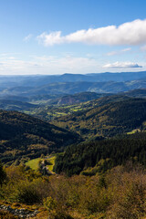 Panorama sur le parc naturel régional du Pilat depuis la Crêt de la Botte, à 1400m d’altitude en automne