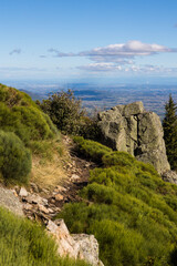 Fototapeta na wymiar Panorama sur le parc naturel régional du Pilat depuis le chemin de randonnée des crêts