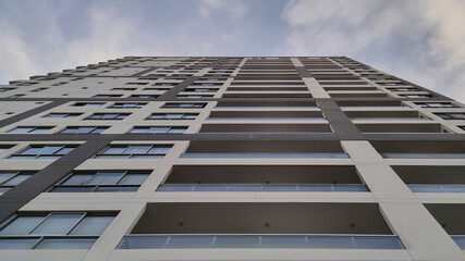 Fototapeta premium Building seen in perspective on a cloudy afternoon