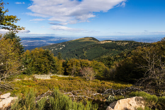 Panorama sur le parc naturel r&eacute;gional du Pilat depuis la Cr&ecirc;t de l&rsquo;&OElig;illon, &agrave; 1400m d&rsquo;altitude en automne