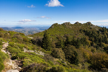 Sommet des Trois Dents, dans le massif du Pilat, dominant la vallée du Rhône