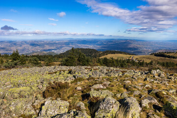 Panorama en automne sur le parc naturel régional du Pilat depuis la Crêt de la Perdrix, point culminant à 1432m d’altitude
