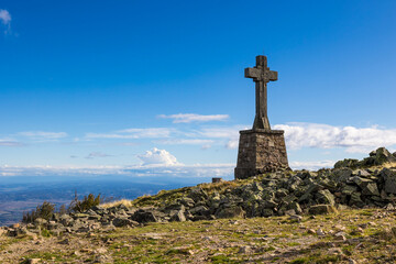 Croix en granite au sommet de la Cr&ecirc;t de l&rsquo;&OElig;illon, dans le parc naturel r&eacute;gional du Pilat &agrave; l&rsquo;automne