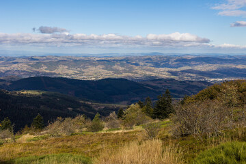 Panorama sur le parc naturel régional du Pilat depuis le chemin de randonnée des crêts
