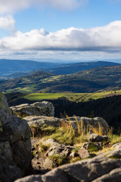 Panorama sur le parc naturel r&eacute;gional du Pilat depuis la Cr&ecirc;t de la Ch&egrave;vre, &agrave; 1400m d&rsquo;altitude en automne