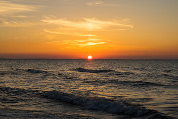Fale na morzu Bałtyckim o zachodzie słońca
