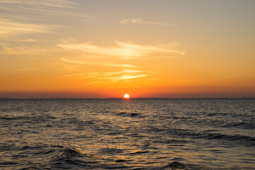 Spokojne morze Bałtyckie o zachodzie słońca