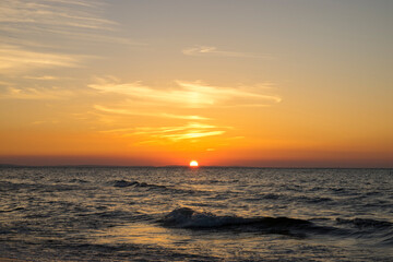 Zachodzące słońce nad morzem Bałtyckim