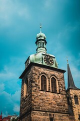 Obraz premium an old building with a clock tower in a park area
