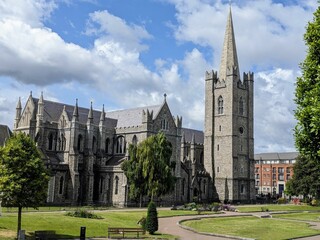 Scenic view of Saint Patricks Cathedral surrounded by a park - obrazy, fototapety, plakaty