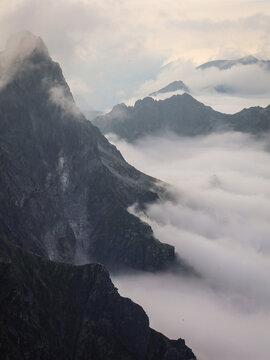 Fototapeta Morze chmur pod szczytami gór, Tatry Wysokie, Rysy Polska. Sea of ​​clouds under the mountain peaks, High Tatras, Rysy Poland