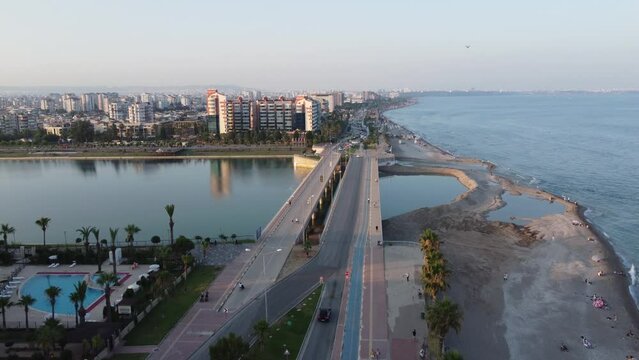 Drohnenaufnahmen am Strand von Konyaalti in Antalya, T&uuml;rkei mit Aussicht auf die belebte Stadt