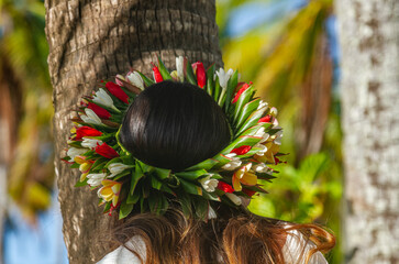 Femme et sa couronne de tête à fleurs tropicales