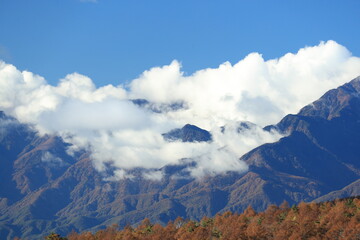美し森、展望台から眺めた山々と雲