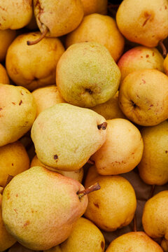 Pears in a market.