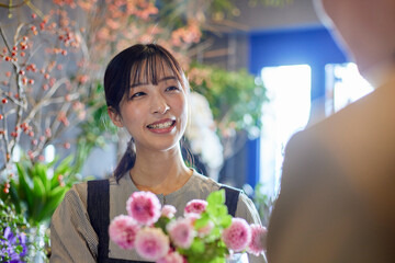 花屋で接客を行う日本人女性のスタッフ
