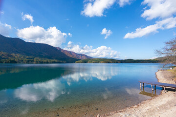 日本の湖の浜辺 長野県青木湖