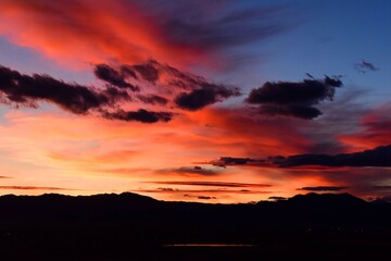 Obraz premium Colorful sunset over stearns lake and the front range of the colorado rocky mountains as seen from broomfield, colorado