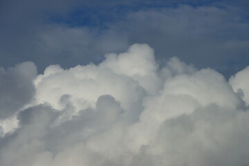 台風がさった雨雲と青空の風景