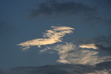 夕方に雨雲が去っていく風景