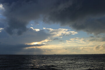 台風が去ったあとの雲と海の夕暮れの湘南の風景
